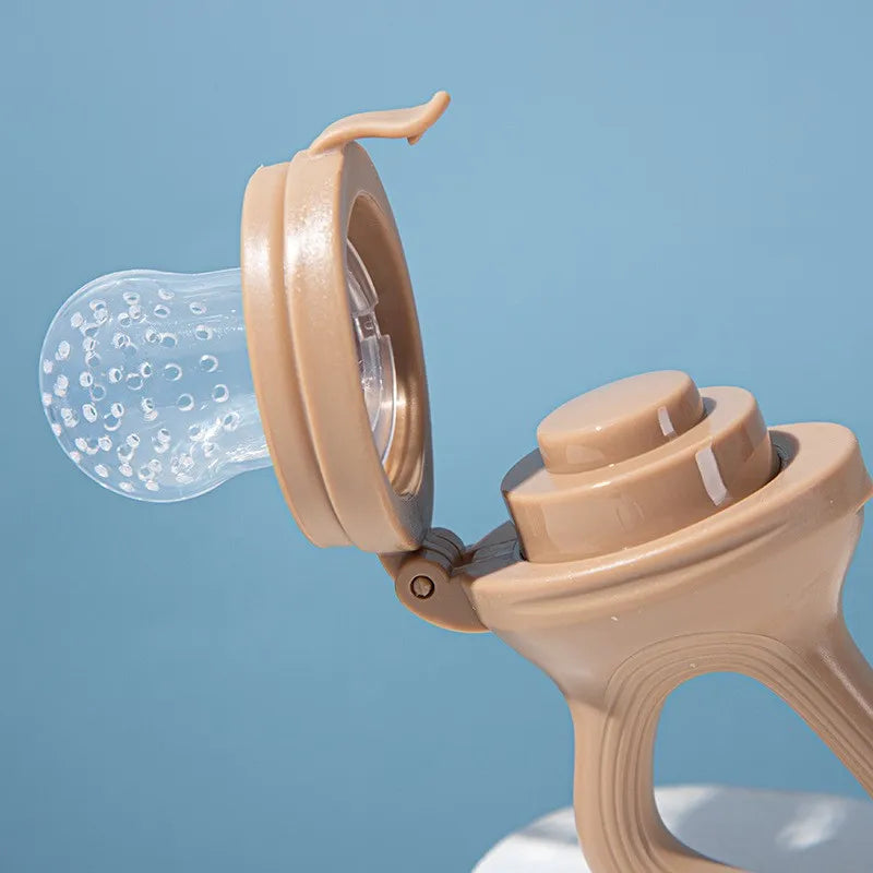 Détail du grignoteur bébé silicone MOMKIS et de son embout perforé